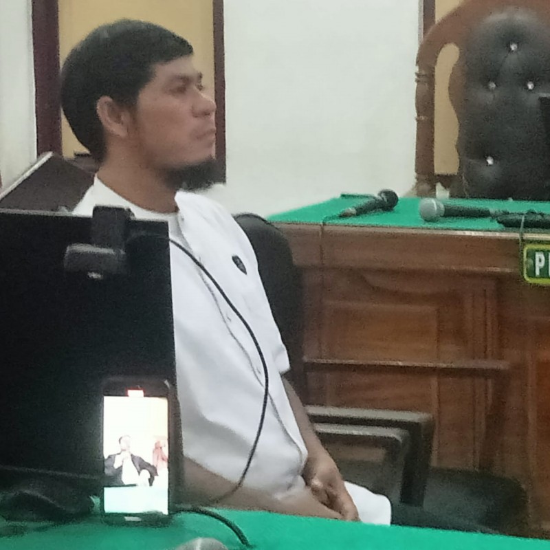 Foto Terdakwa Rekanan Swasta, Robby Messa Nura saat Mendengar Putusan Majelis Hakim Tipikor PN Medan terkait Korupsi APD Covid-19 pada tahun 2020 (Sumber: Humas Kejagung RI) Foto Terdakwa Rekanan Swasta, Robby Messa Nura saat Mendengar Putusan Majelis Hakim Tipikor PN Medan terkait Korupsi APD Covid-19 pada tahun 2020 (Sumber: Humas Kejagung RI)